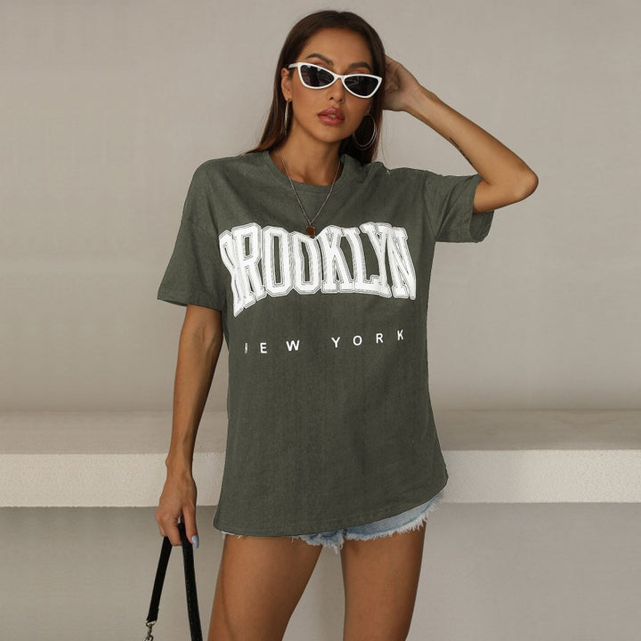 Kvinnors oversized T-shirt med trendig Brooklyn-tryck Mirla-Eva Jonsson