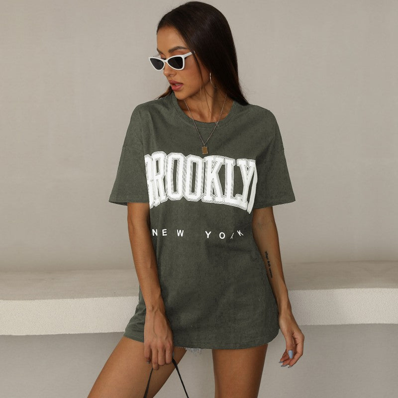 Kvinnors oversized T-shirt med trendig Brooklyn-tryck Mirla-Eva Jonsson