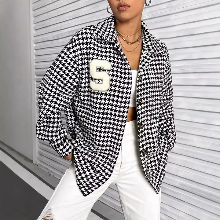 Kvinnors oversized blus i houndstooth-design med patch Mirla-Eva Jonsson