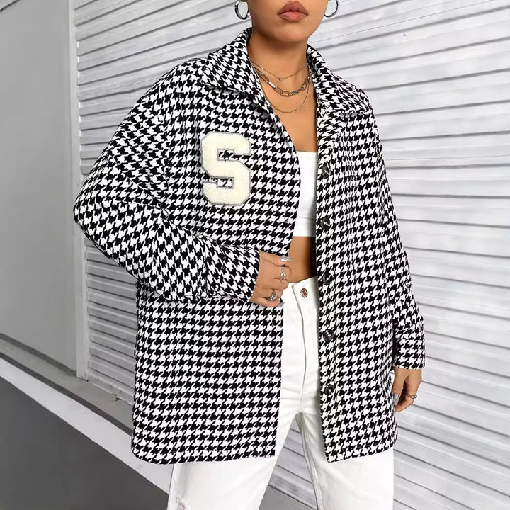 Kvinnors oversized blus i houndstooth-design med patch Mirla-Eva Jonsson