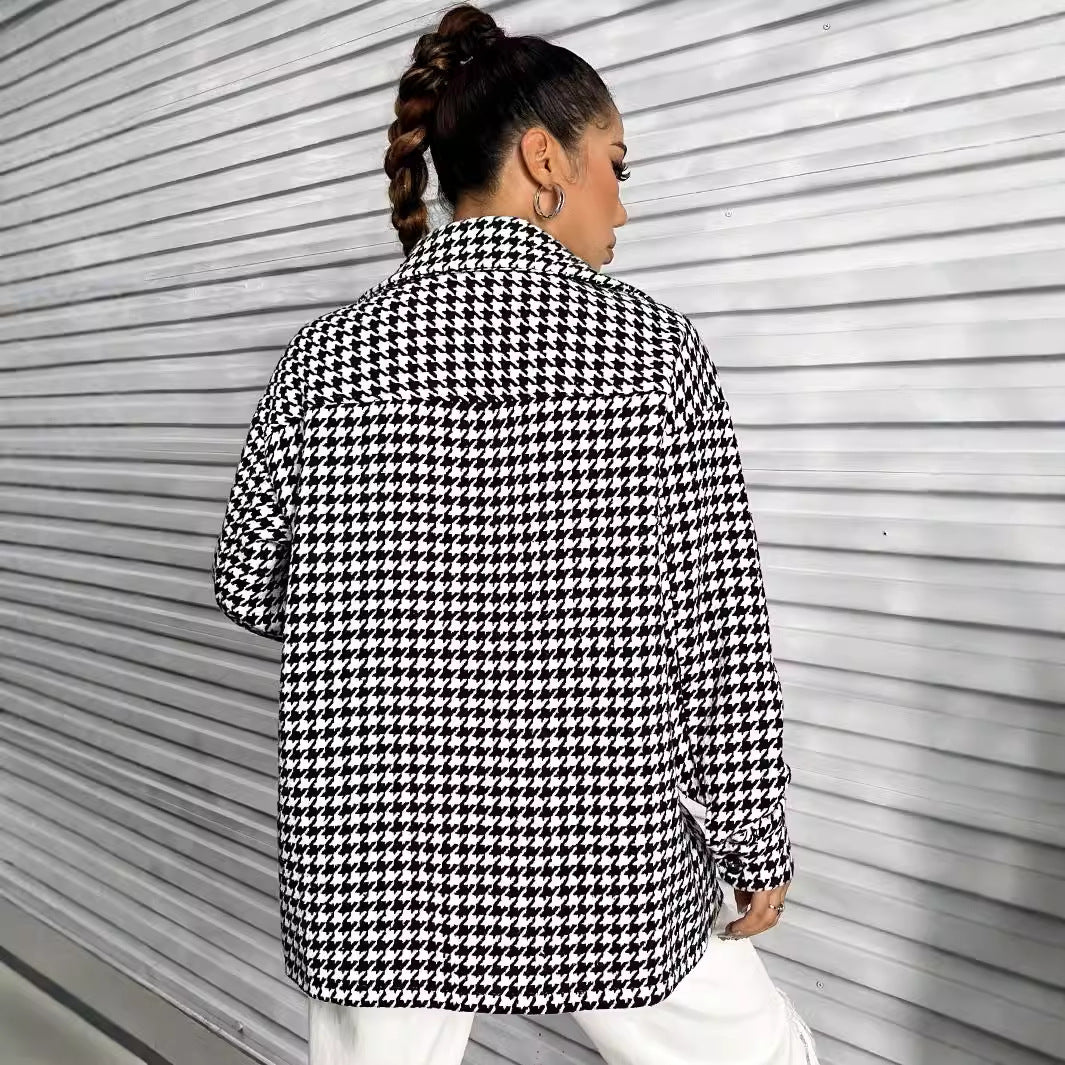 Kvinnors oversized blus i houndstooth-design med patch Mirla-Eva Jonsson