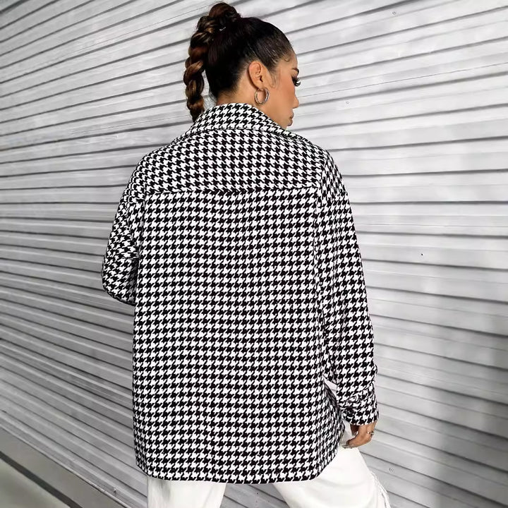 Kvinnors oversized blus i houndstooth-design med patch Mirla-Eva Jonsson