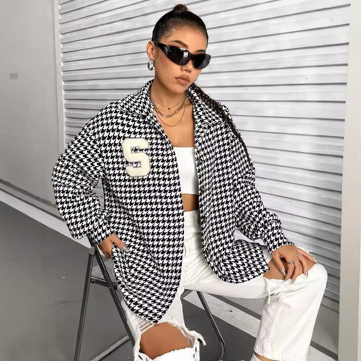 Kvinnors oversized blus i houndstooth-design med patch Mirla-Eva Jonsson