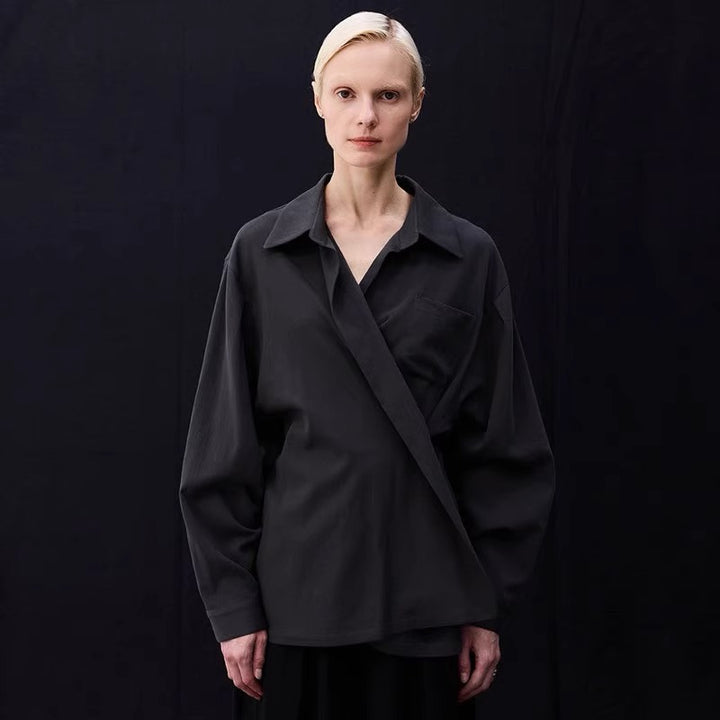 Kvinnors oversized blus med omslagslook och praktisk bröstficka Mirla-Eva Jonsson