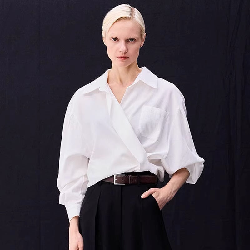 Kvinnors oversized blus med omslagslook och praktisk bröstficka Mirla-Eva Jonsson