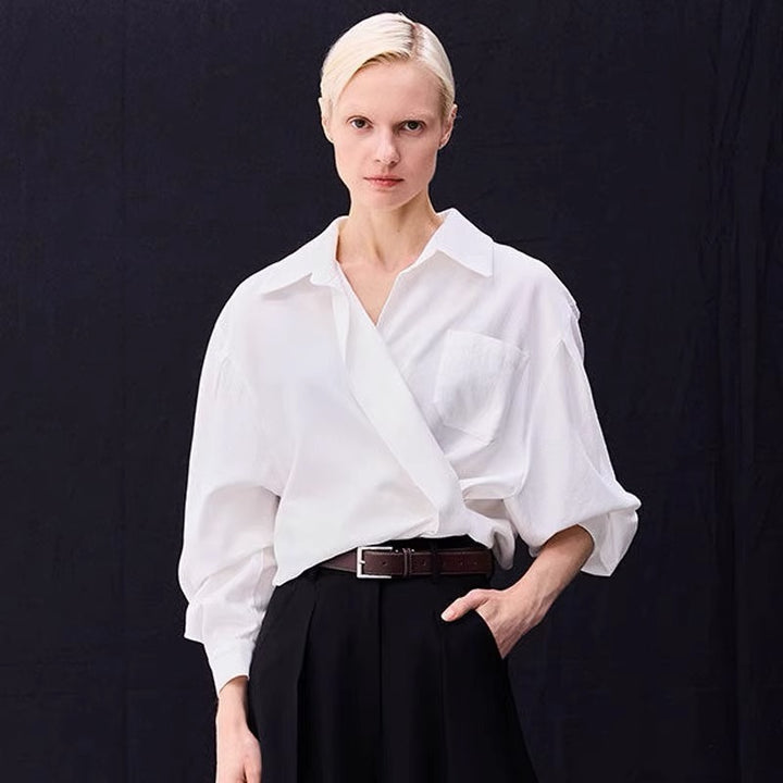 Kvinnors oversized blus med omslagslook och praktisk bröstficka Mirla-Eva Jonsson