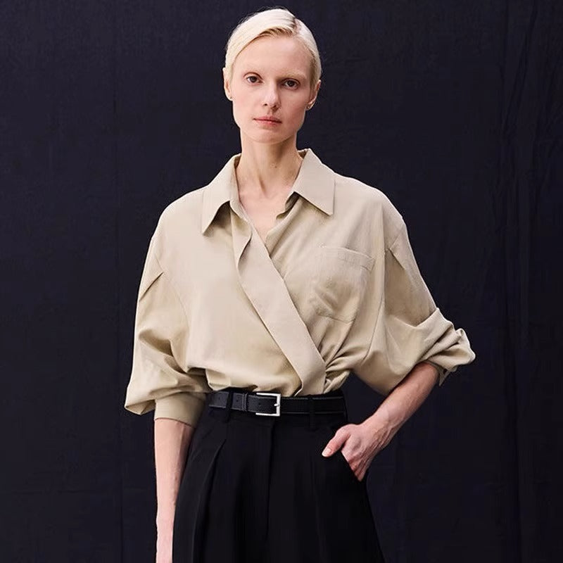 Kvinnors oversized blus med omslagslook och praktisk bröstficka Mirla-Eva Jonsson
