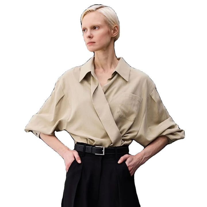 Kvinnors oversized blus med omslagslook och praktisk bröstficka Mirla-Eva Jonsson