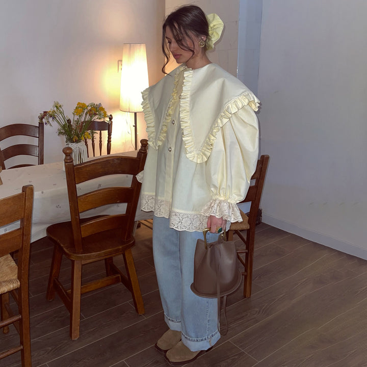 Kvinnors oversized blus med ruffle-detaljer och spetskant Mirla-Eva Jonsson