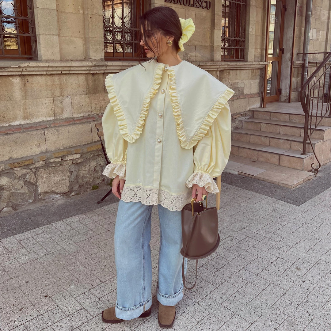 Kvinnors oversized blus med ruffle-detaljer och spetskant Mirla-Eva Jonsson