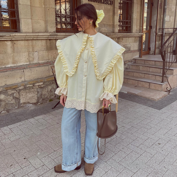 Kvinnors oversized blus med ruffle-detaljer och spetskant Mirla-Eva Jonsson