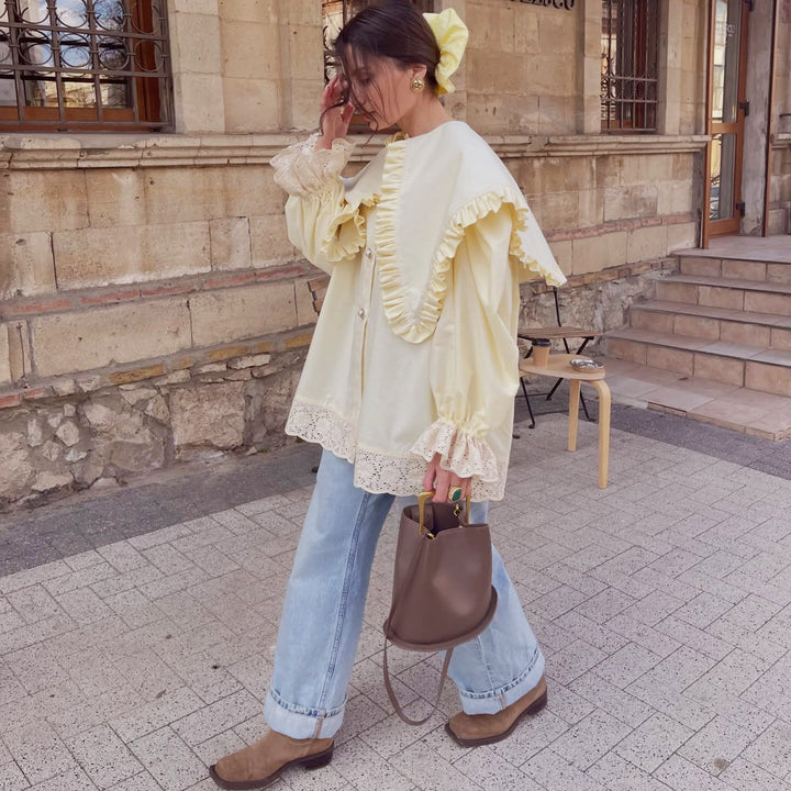 Kvinnors oversized blus med ruffle-detaljer och spetskant Mirla-Eva Jonsson