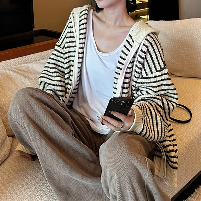 Kvinnors oversized cardigan med dragkedja och huva Mirla-Eva Jonsson