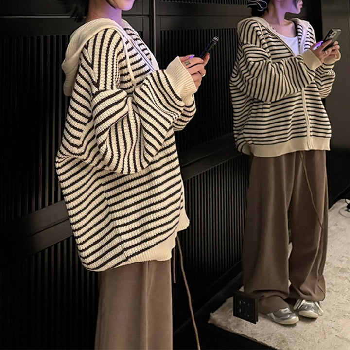 Kvinnors oversized cardigan med dragkedja och huva Mirla-Eva Jonsson