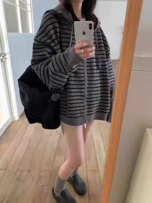 Kvinnors oversized cardigan med dragkedja och huva Mirla-Eva Jonsson