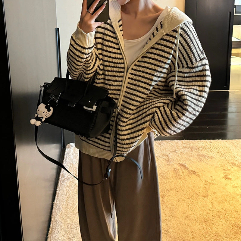 Kvinnors oversized cardigan med dragkedja och huva Mirla-Eva Jonsson