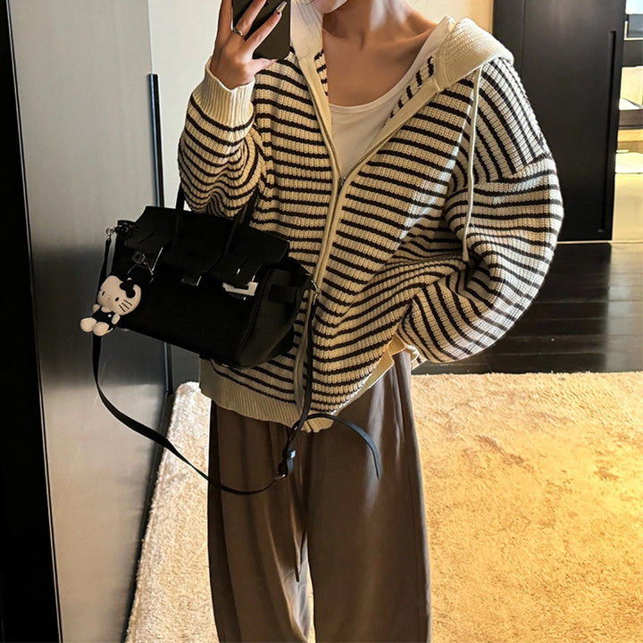 Kvinnors oversized cardigan med dragkedja och huva Mirla-Eva Jonsson