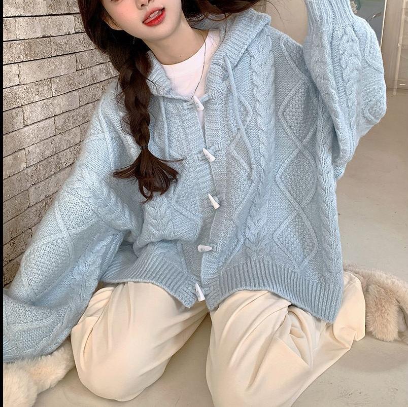 Kvinnors oversized cardigan med huva och kabelstickat mönster Mirla-Eva Jonsson