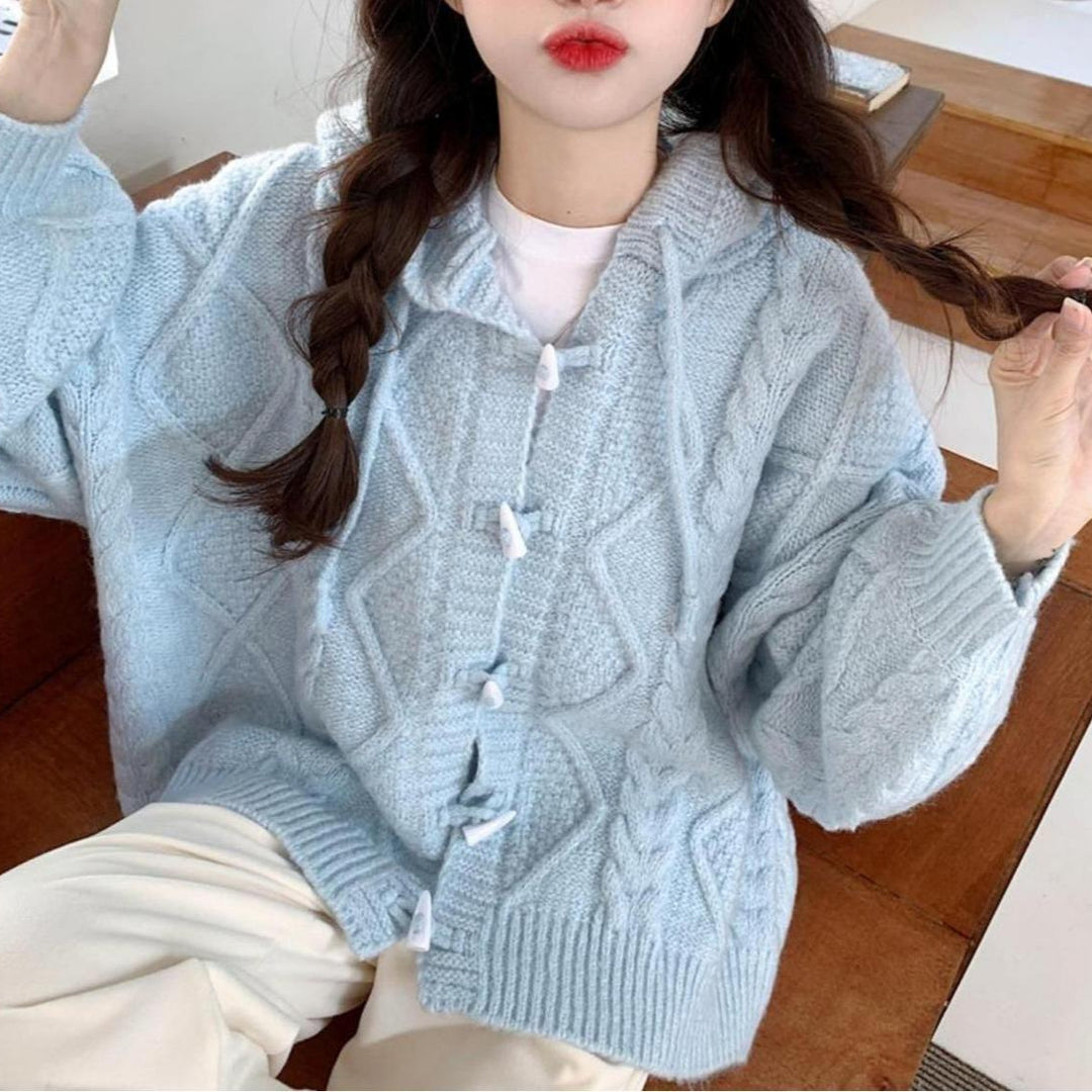 Kvinnors oversized cardigan med huva och kabelstickat mönster Mirla-Eva Jonsson