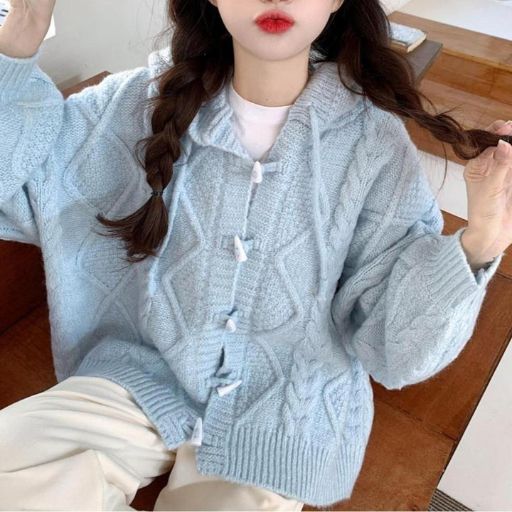 Kvinnors oversized cardigan med huva och kabelstickat mönster Mirla-Eva Jonsson