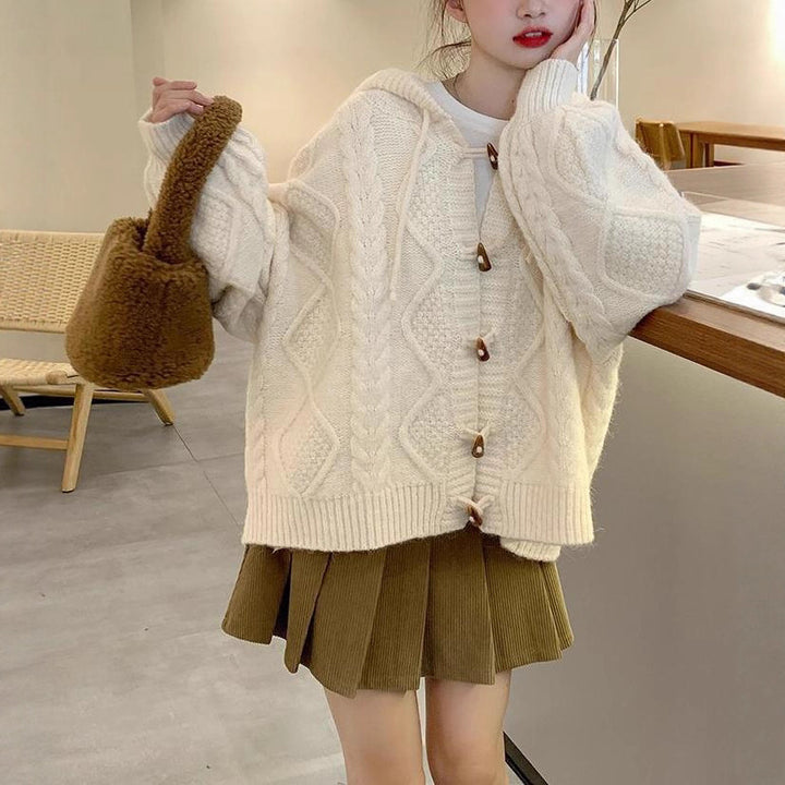 Kvinnors oversized cardigan med huva och kabelstickat mönster Mirla-Eva Jonsson