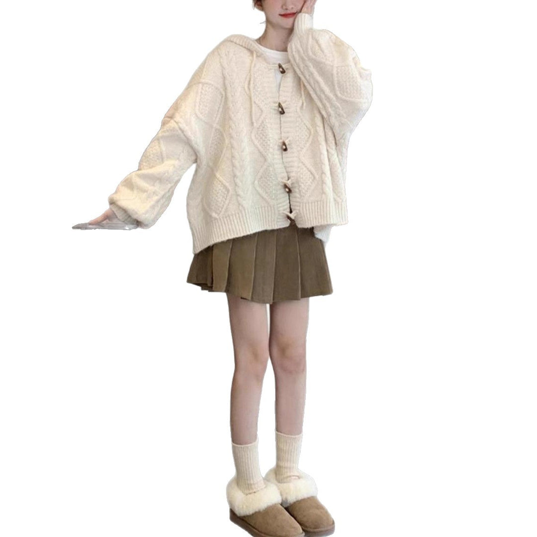Kvinnors oversized cardigan med huva och kabelstickat mönster Mirla-Eva Jonsson