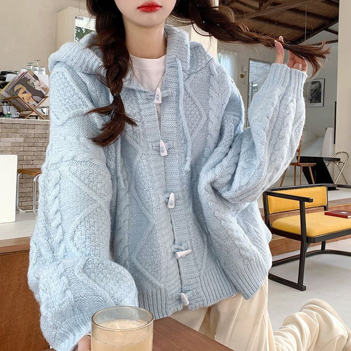 Kvinnors oversized cardigan med huva och kabelstickat mönster Mirla-Eva Jonsson