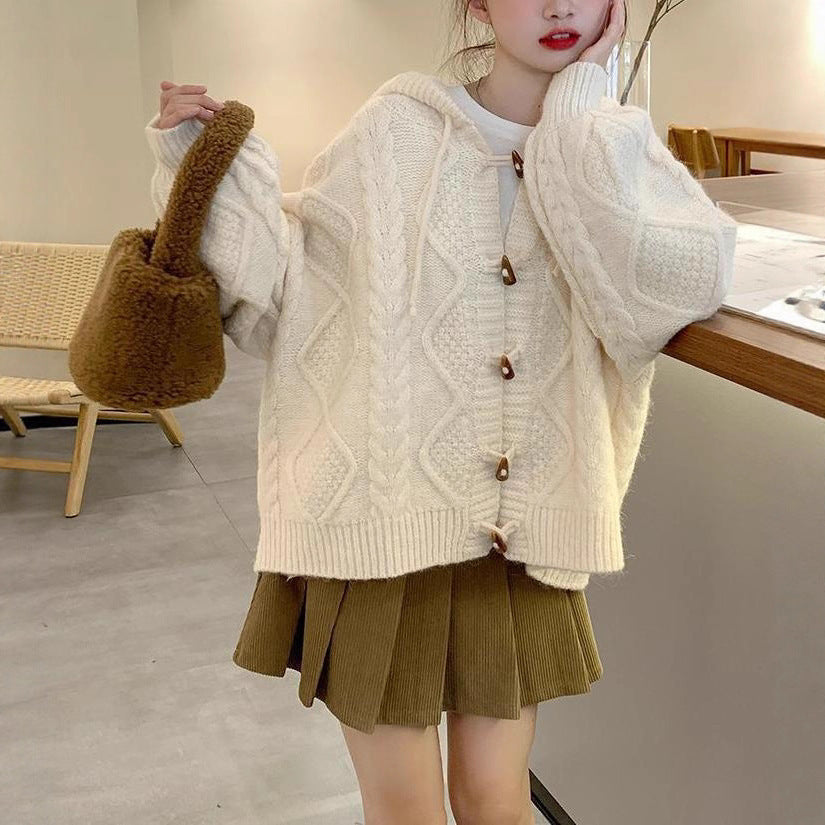 Kvinnors oversized cardigan med huva och kabelstickat mönster Mirla-Eva Jonsson