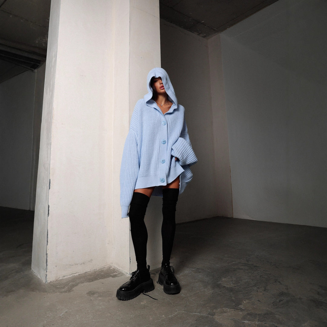Kvinnors oversized cardigan med knäppt design och mjukt material Mirla-Eva Jonsson