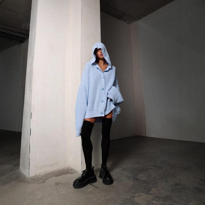 Kvinnors oversized cardigan med knäppt design och mjukt material Mirla-Eva Jonsson