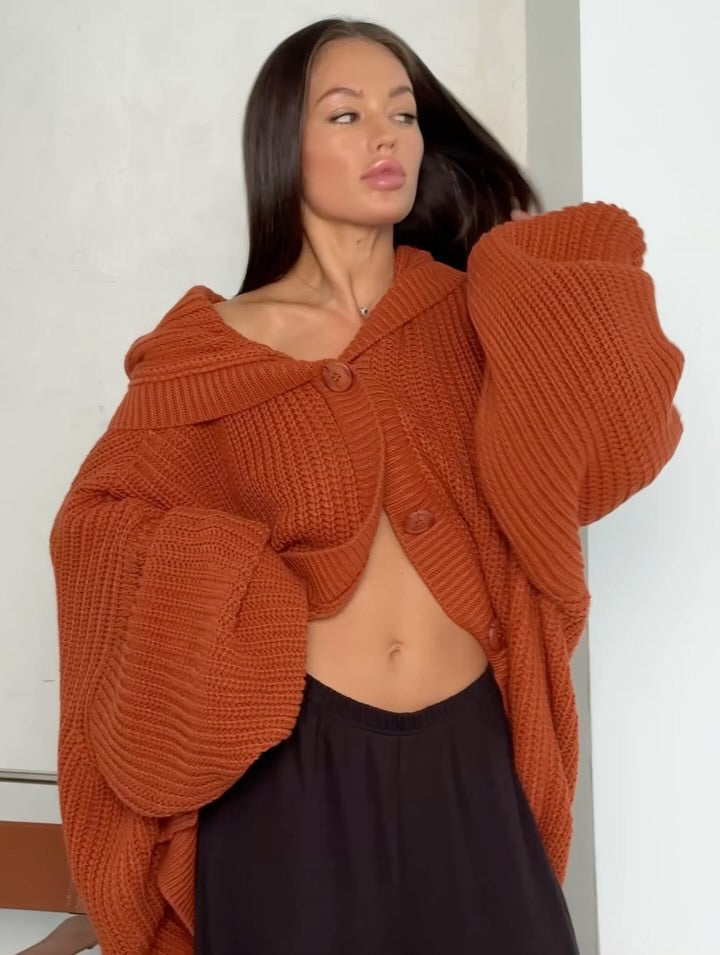 Kvinnors oversized cardigan med knäppt design och mjukt material Mirla-Eva Jonsson