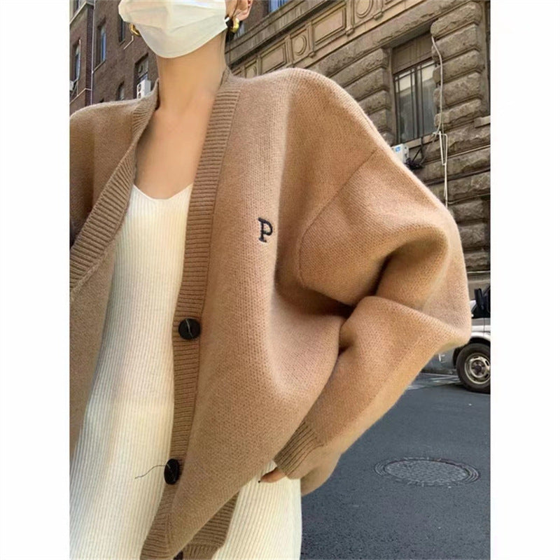 Kvinnors oversized cardigan med stilfull krage och praktiska fickor Mirla-Eva Jonsson