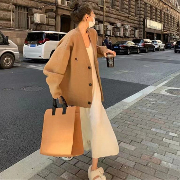 Kvinnors oversized cardigan med stilfull krage och praktiska fickor Mirla-Eva Jonsson