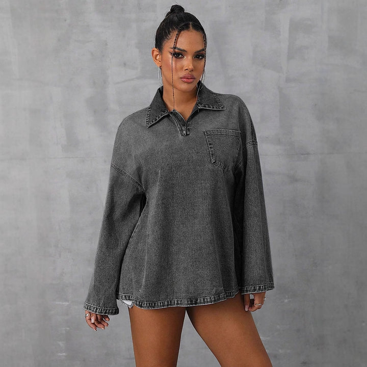Kvinnors oversized denimblus med praktisk dragkedja och avslappnad krage Mirla-Eva Jonsson