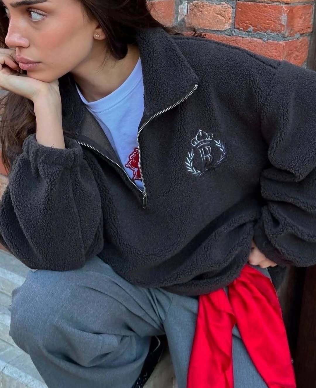Kvinnors oversized fleece-tröja med dragkedja och broderad logotyp Mirla-Eva Jonsson