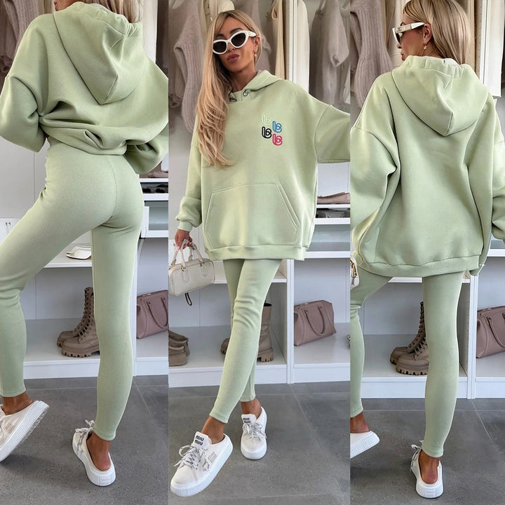 Kvinnors oversized hoodie med färgglad logo och bekväma leggings Mirla-Eva Jonsson