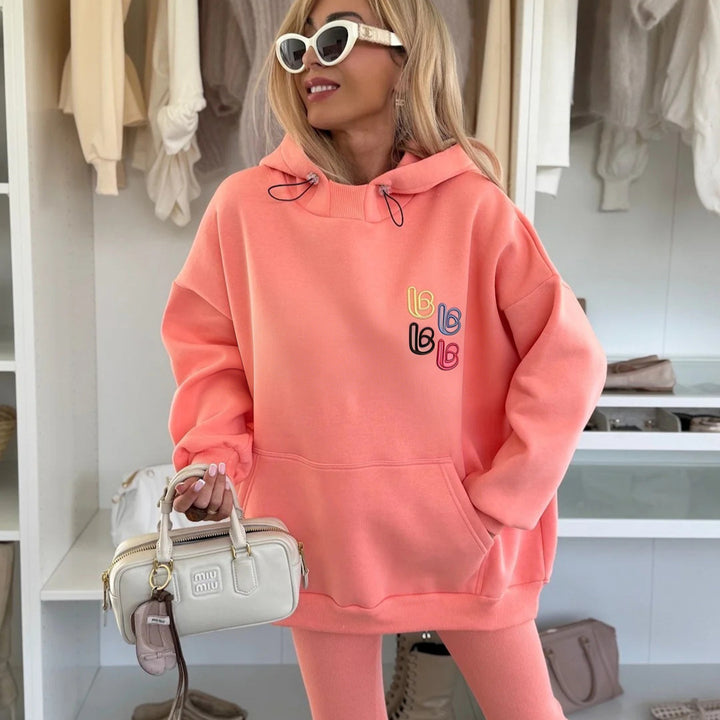 Kvinnors oversized hoodie med färgglad logo och bekväma leggings Mirla-Eva Jonsson