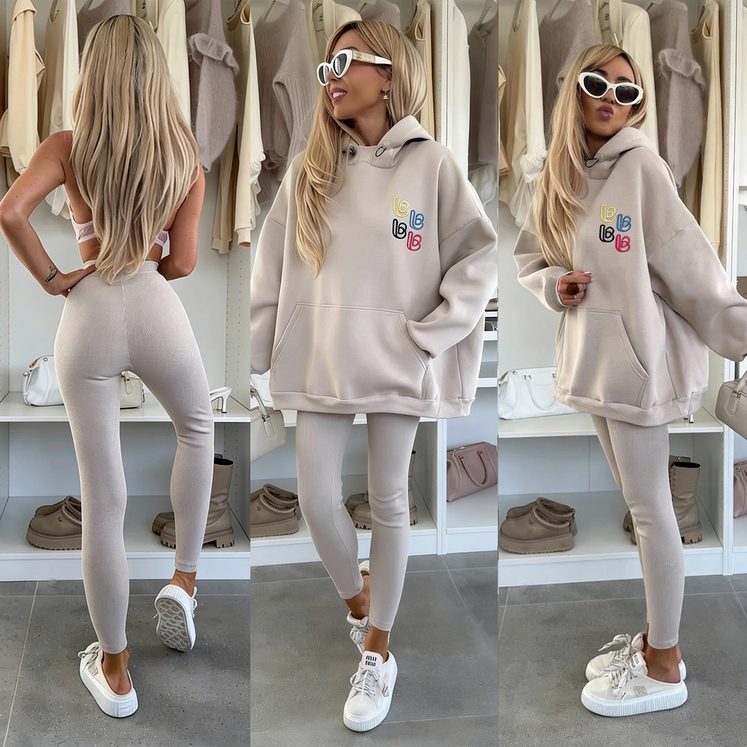 Kvinnors oversized hoodie med färgglad logo och bekväma leggings Mirla-Eva Jonsson