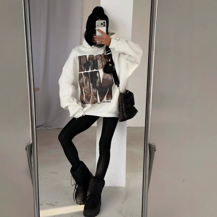 Kvinnors oversized hoodie med framträdande grafisk tryck Mirla-Eva Jonsson