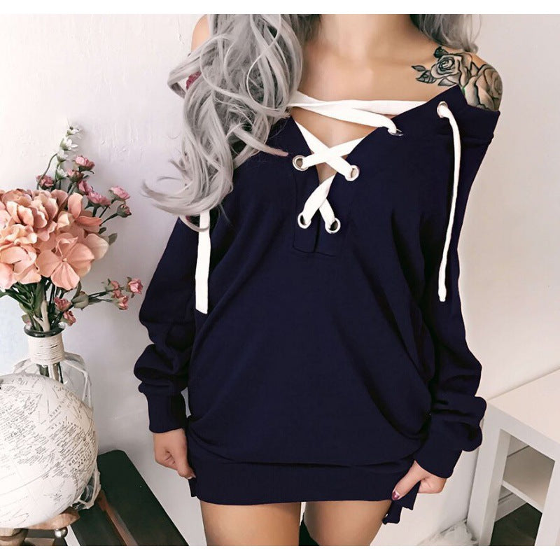 Kvinnors oversized hoodie med lekfull snörningsdesign Mirla-Eva Jonsson