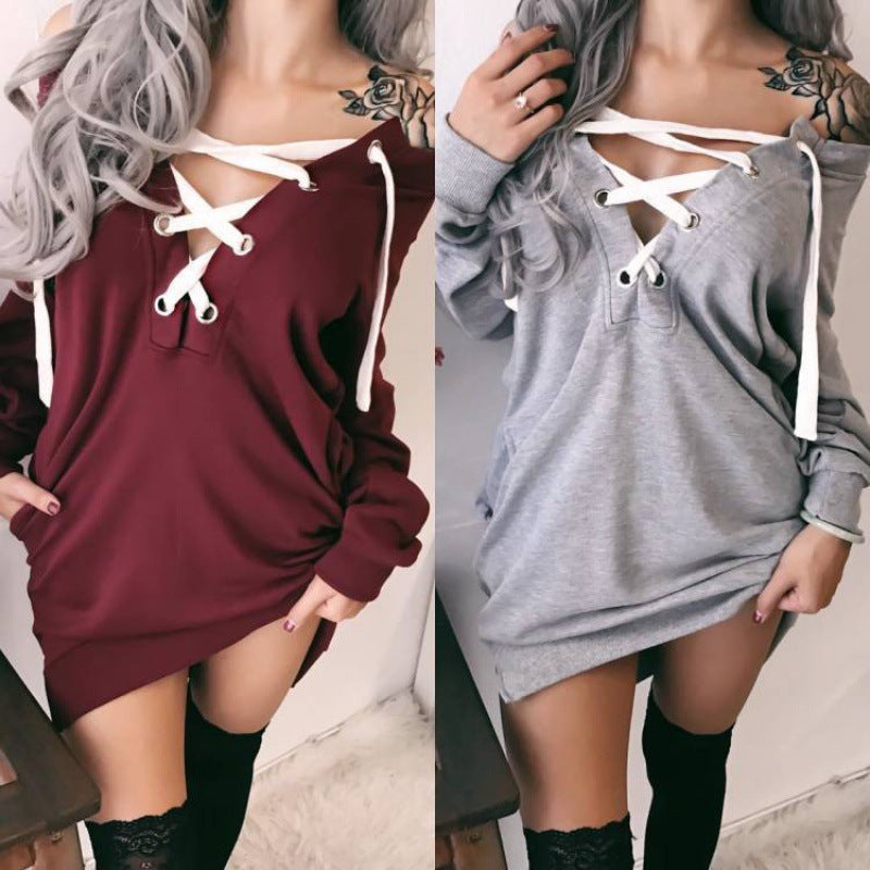 Kvinnors oversized hoodie med lekfull snörningsdesign Mirla-Eva Jonsson