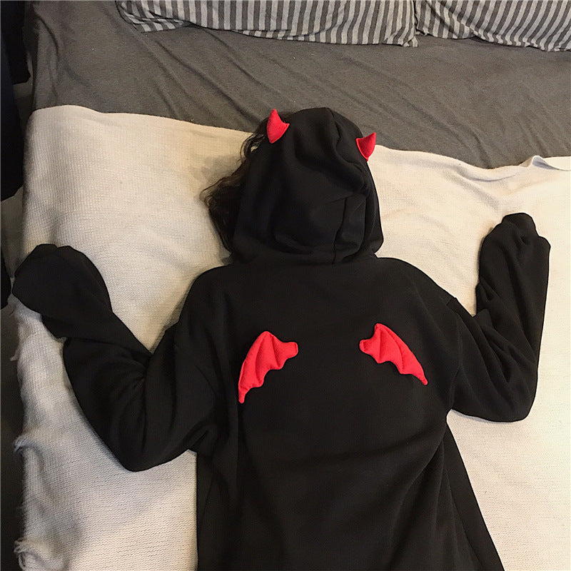 Kvinnors oversized hoodie med lekfulla vingapplikationer Mirla-Eva Jonsson