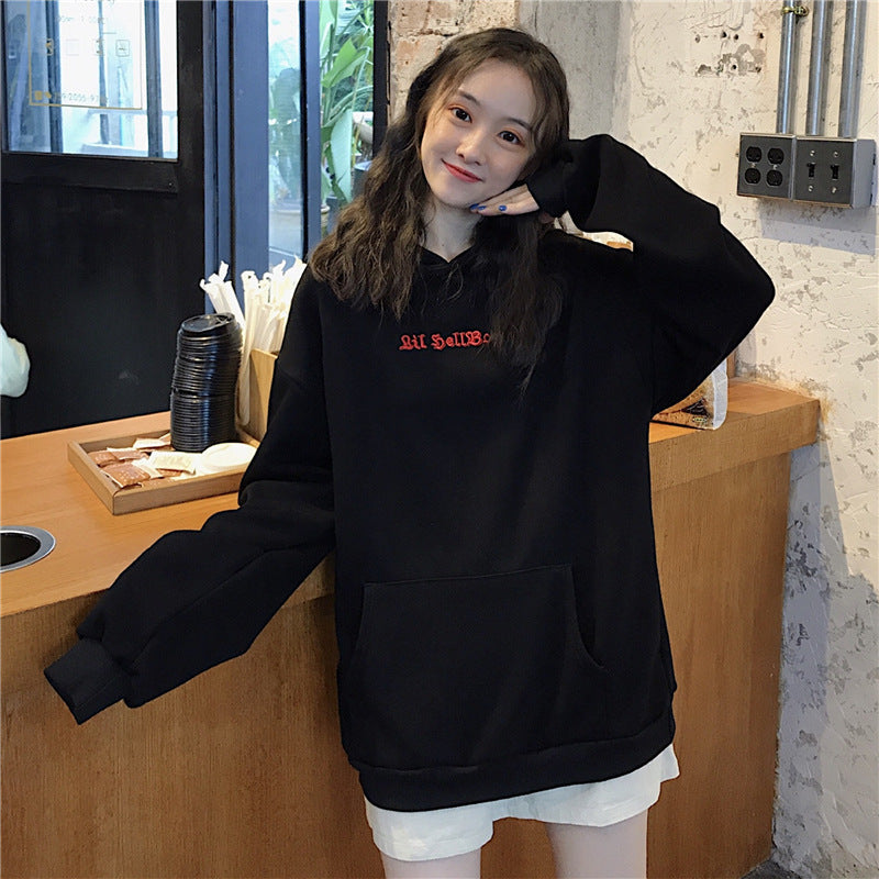 Kvinnors oversized hoodie med lekfulla vingapplikationer Mirla-Eva Jonsson