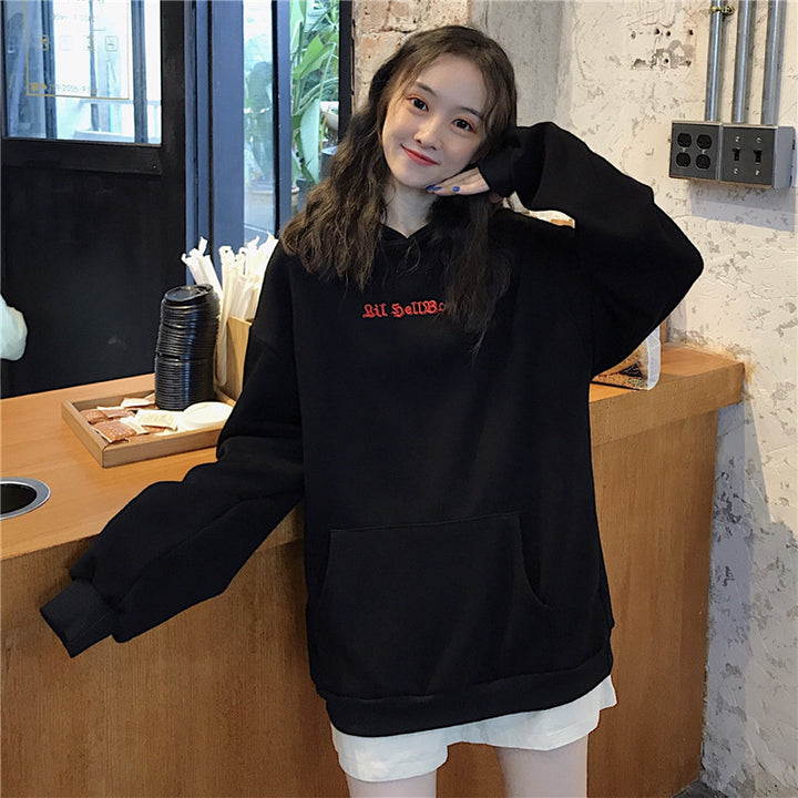 Kvinnors oversized hoodie med lekfulla vingapplikationer Mirla-Eva Jonsson