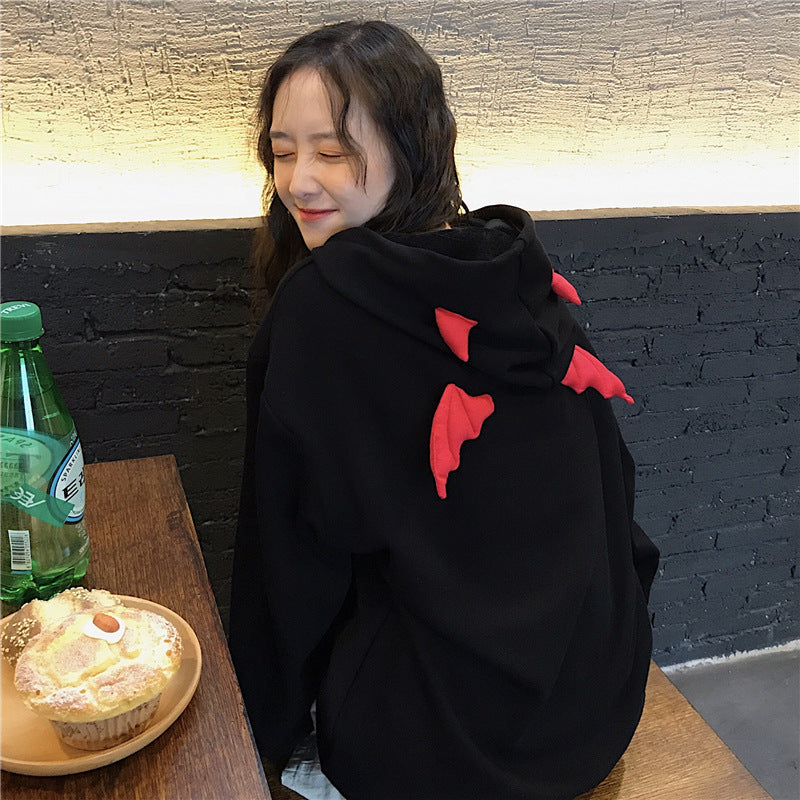 Kvinnors oversized hoodie med lekfulla vingapplikationer Mirla-Eva Jonsson