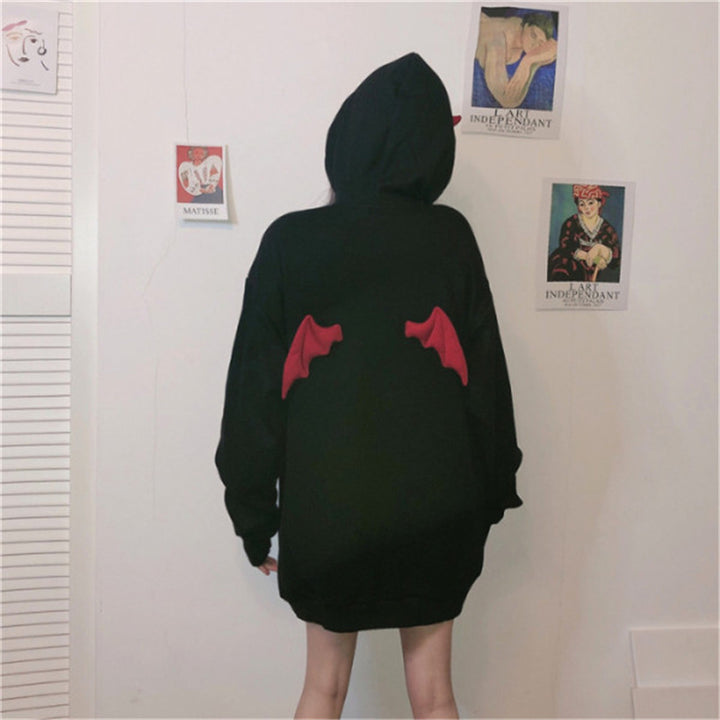 Kvinnors oversized hoodie med lekfulla vingapplikationer Mirla-Eva Jonsson