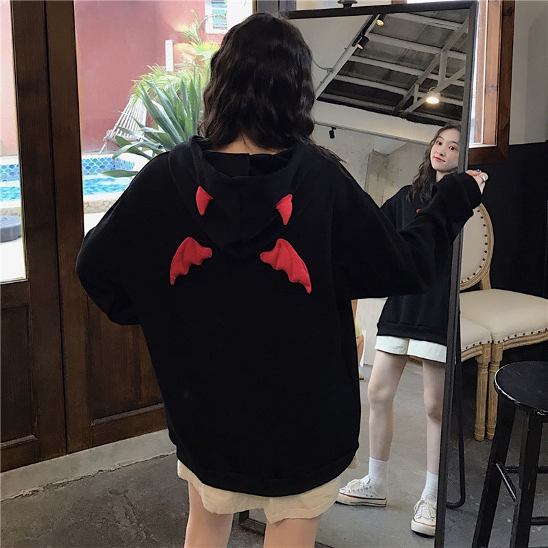 Kvinnors oversized hoodie med lekfulla vingapplikationer Mirla-Eva Jonsson