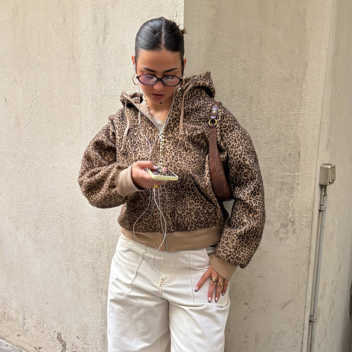 Kvinnors oversized hoodie med leopardtryck Mirla-Eva Jonsson