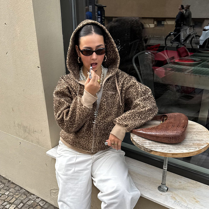 Kvinnors oversized hoodie med leopardtryck Mirla-Eva Jonsson