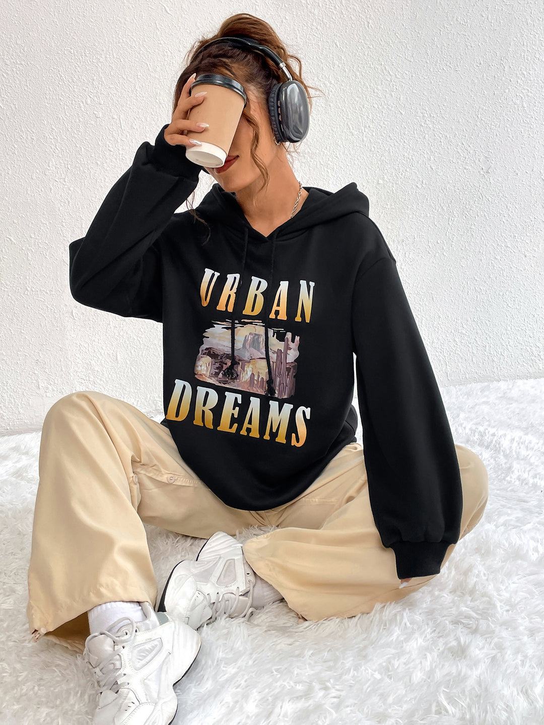 Kvinnors oversized hoodie med urban tryck och huva Mirla-Eva Jonsson